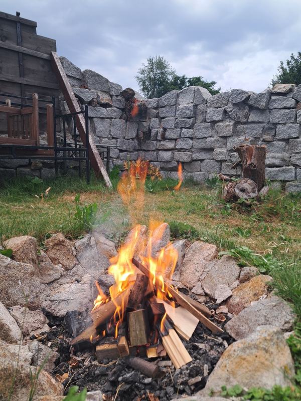 Lagerfeuer in der Feuerstelle