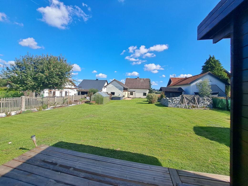 Blick von der Saunaterrasse über den Rasen