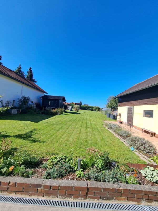Blick von der Terrasse in den Garten