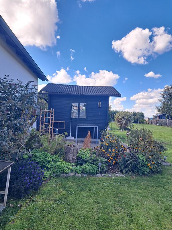 Gartenhaus mit Blumenbeet
