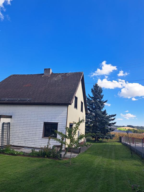 Haus von der Gartenseite mit Rasen