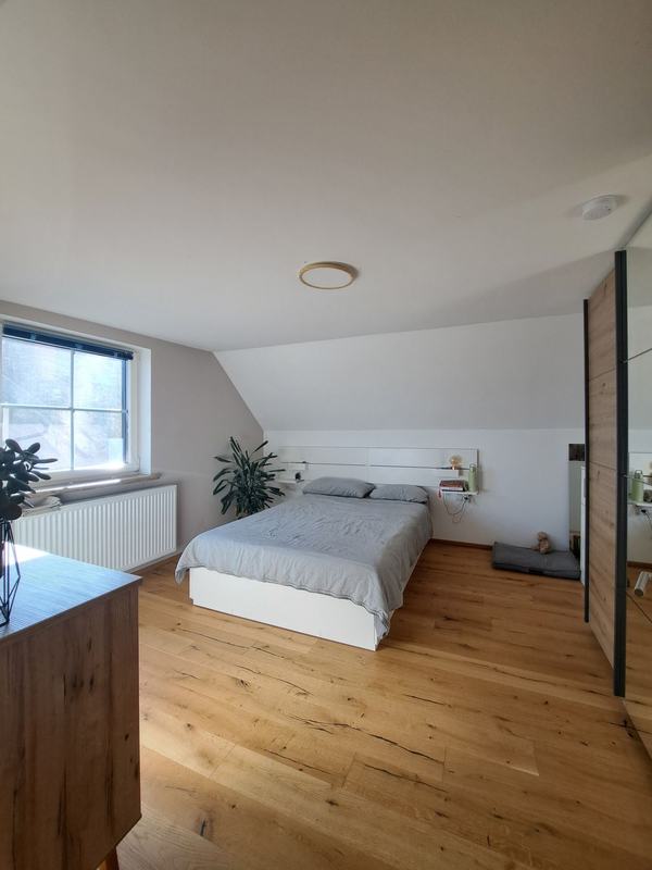Schlafzimmer mit Doppelbett und Fenster