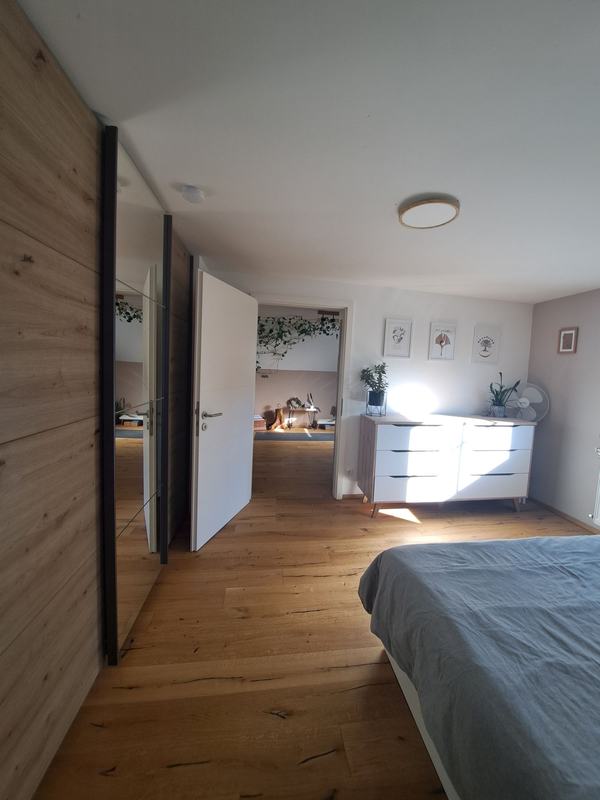 Schlafzimmer mit Kommode und Schrank