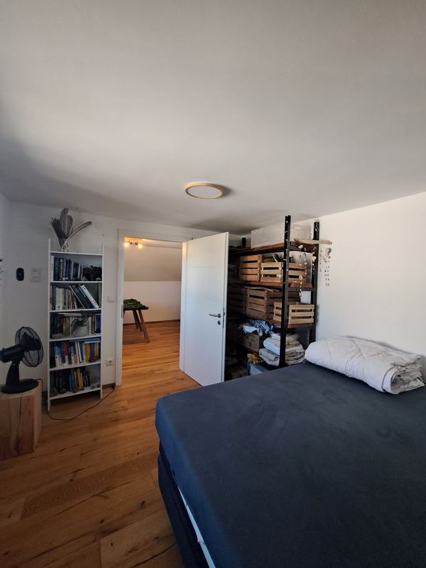 Zimmer mit Bett und Bücherregal