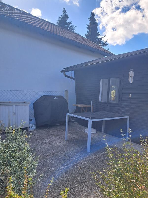 Grill- und Sitzplatz beim Gartenhaus