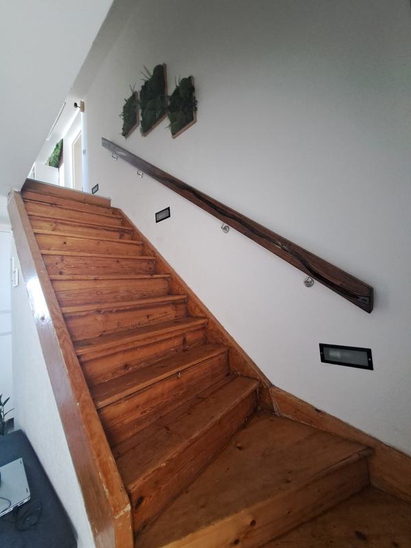 Holzstiege ins Obergeschoss