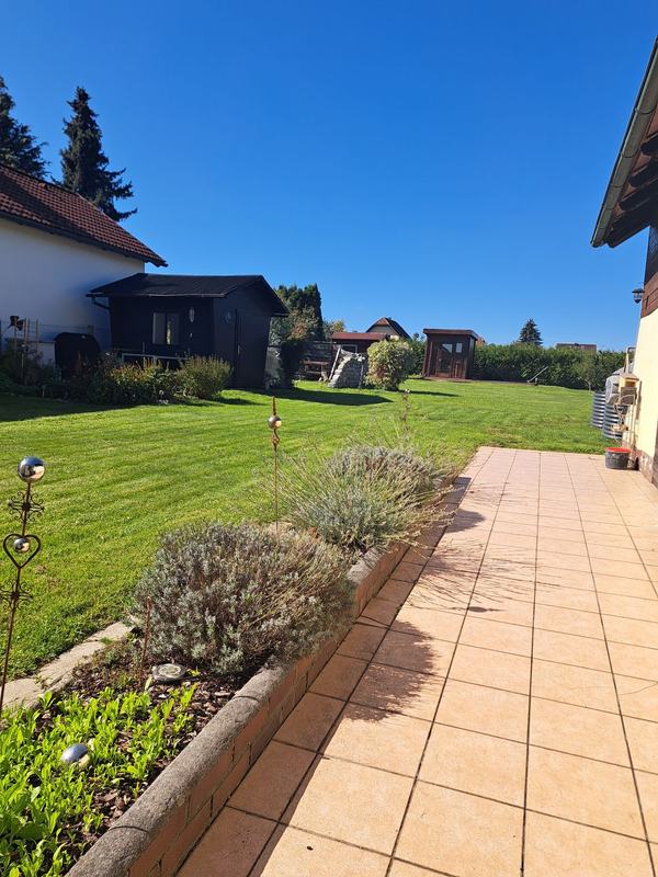 Fliesenterrasse am Haus mit Lavendel