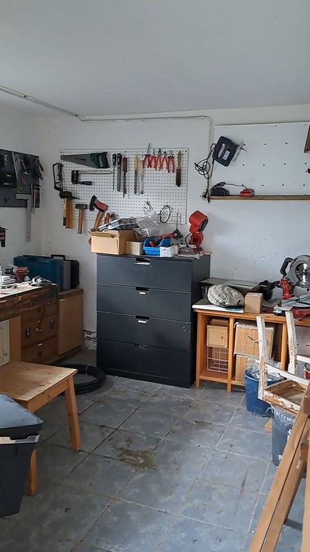 Werkstatt mit Werkbank und Werkzeugwand